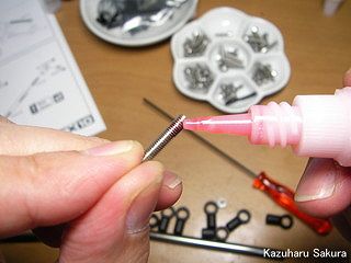 Axial(アキシャル)・SCX10・ジープ ラングラー G6 製作記 ～ ネジロック剤でセットスクリューを固定